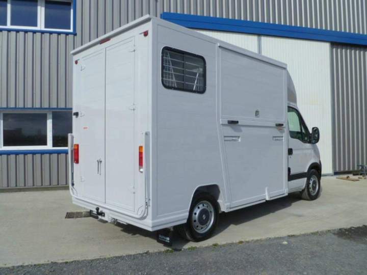 Fabrication de vans chevaux robustes Basse-Normandie